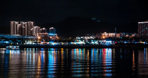 揚(yáng)帆夜游,，暢享三亞海上風(fēng)光